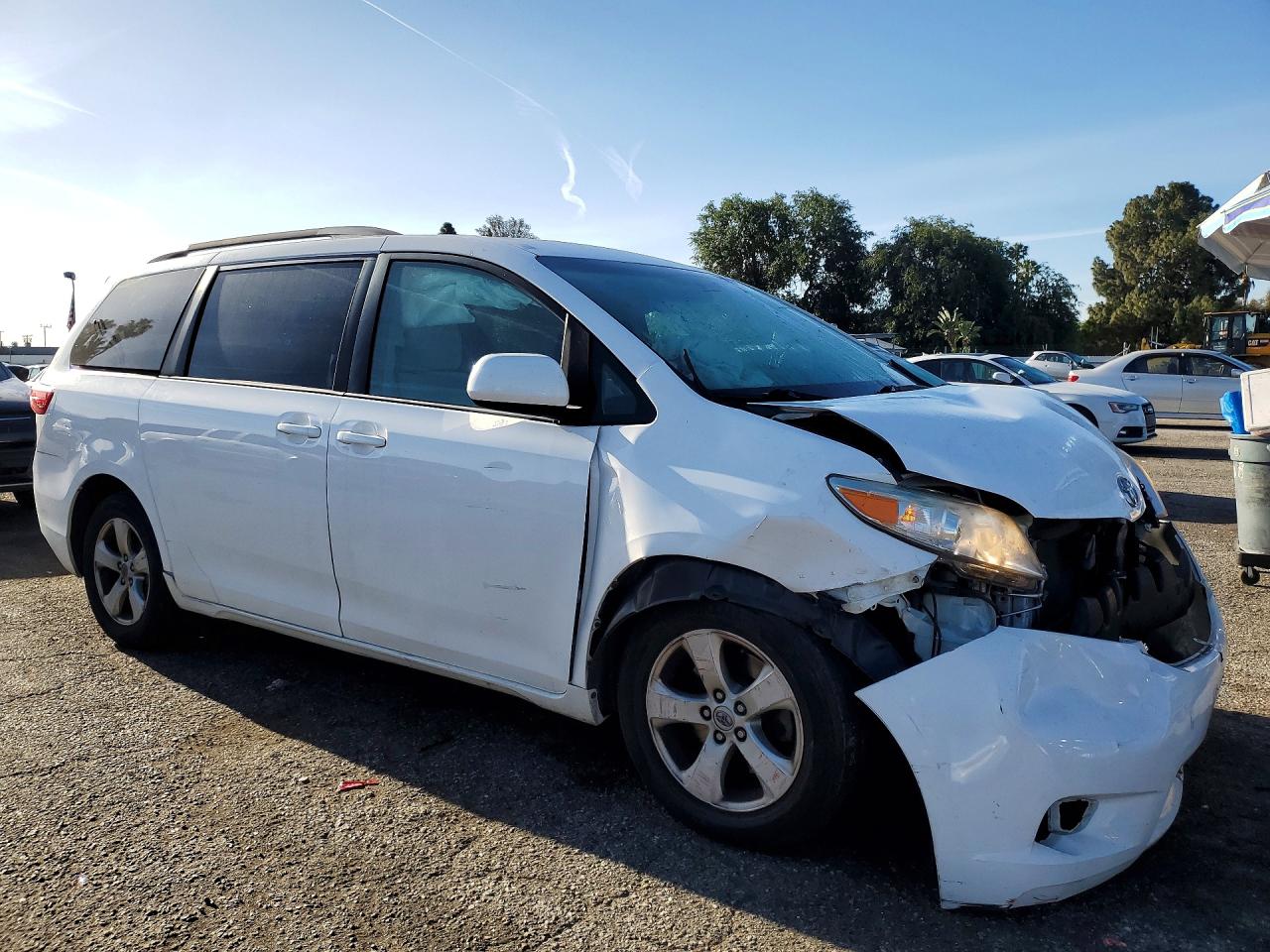 2017 TOYOTA SIENNA LE photo 7