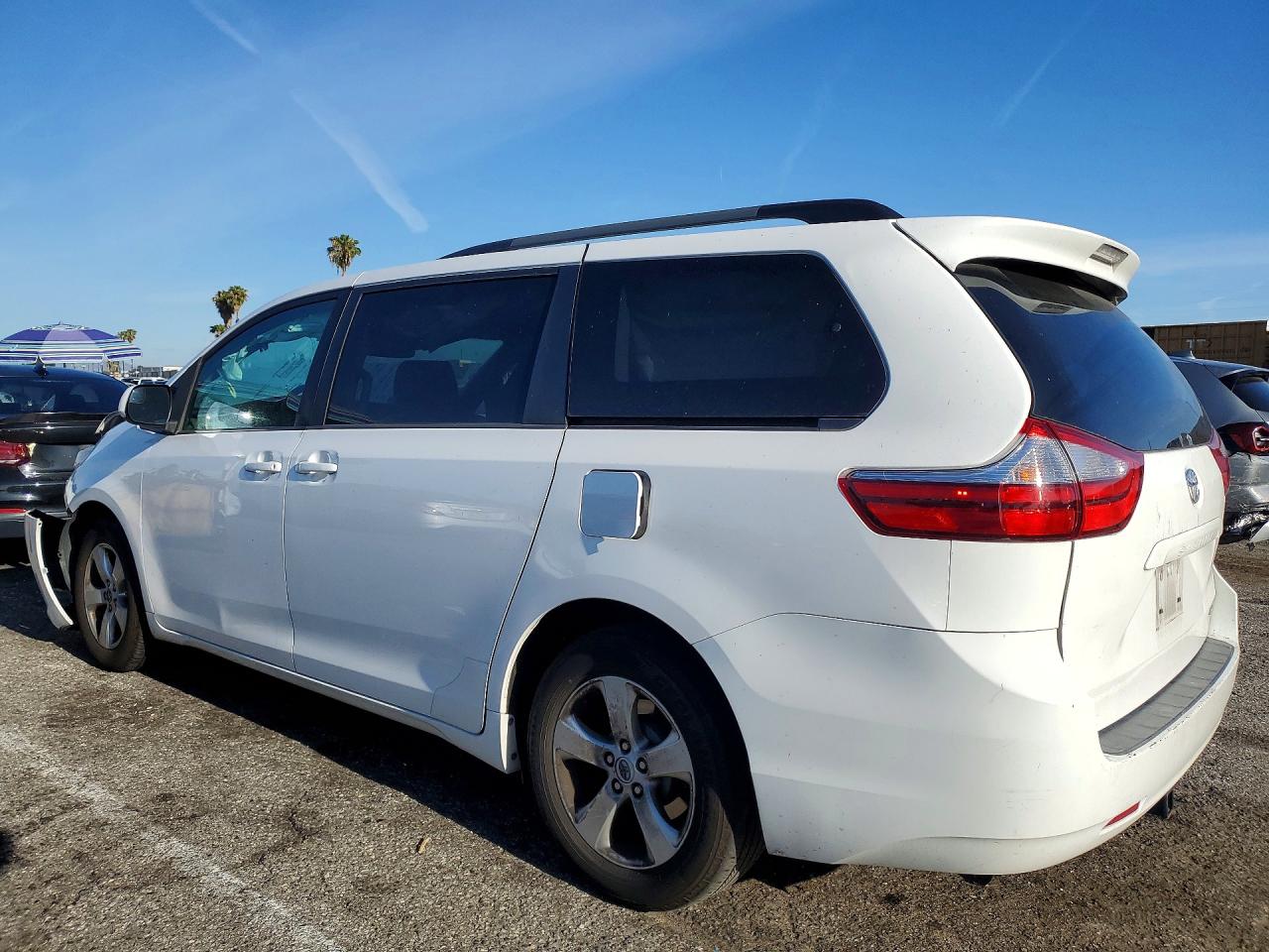 2017 TOYOTA SIENNA LE photo 3