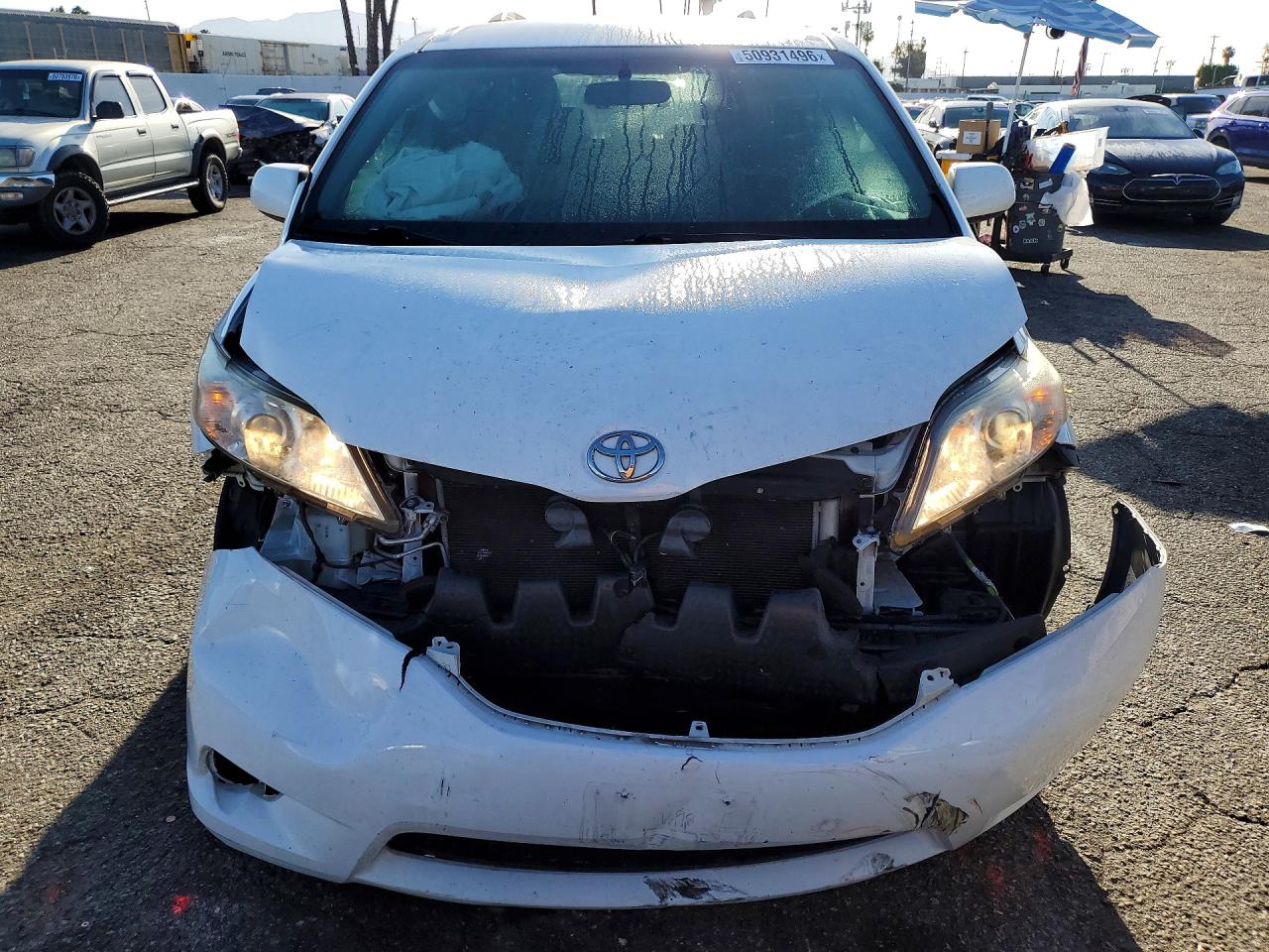 2017 TOYOTA SIENNA LE photo 9