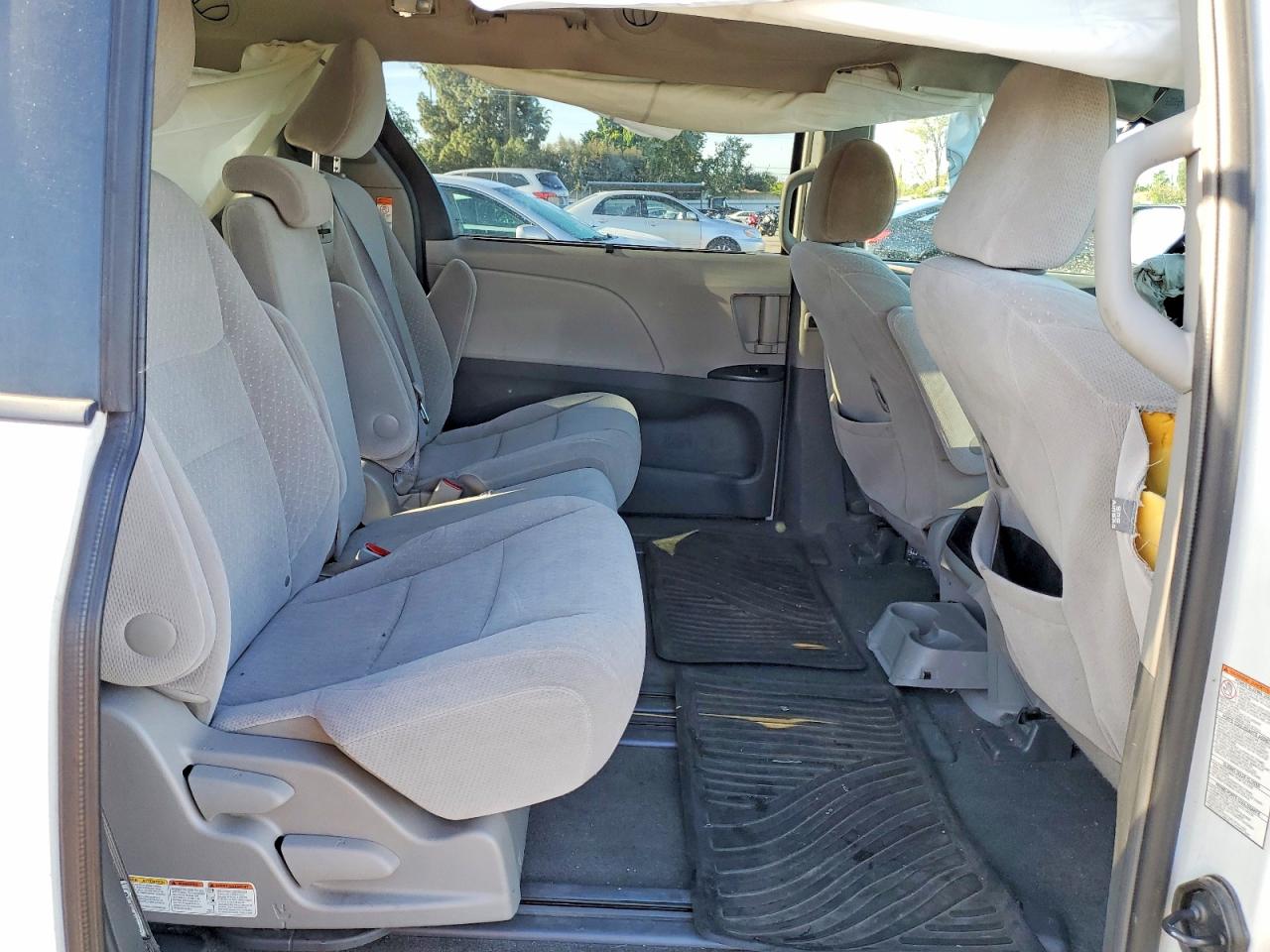2017 TOYOTA SIENNA LE photo 21