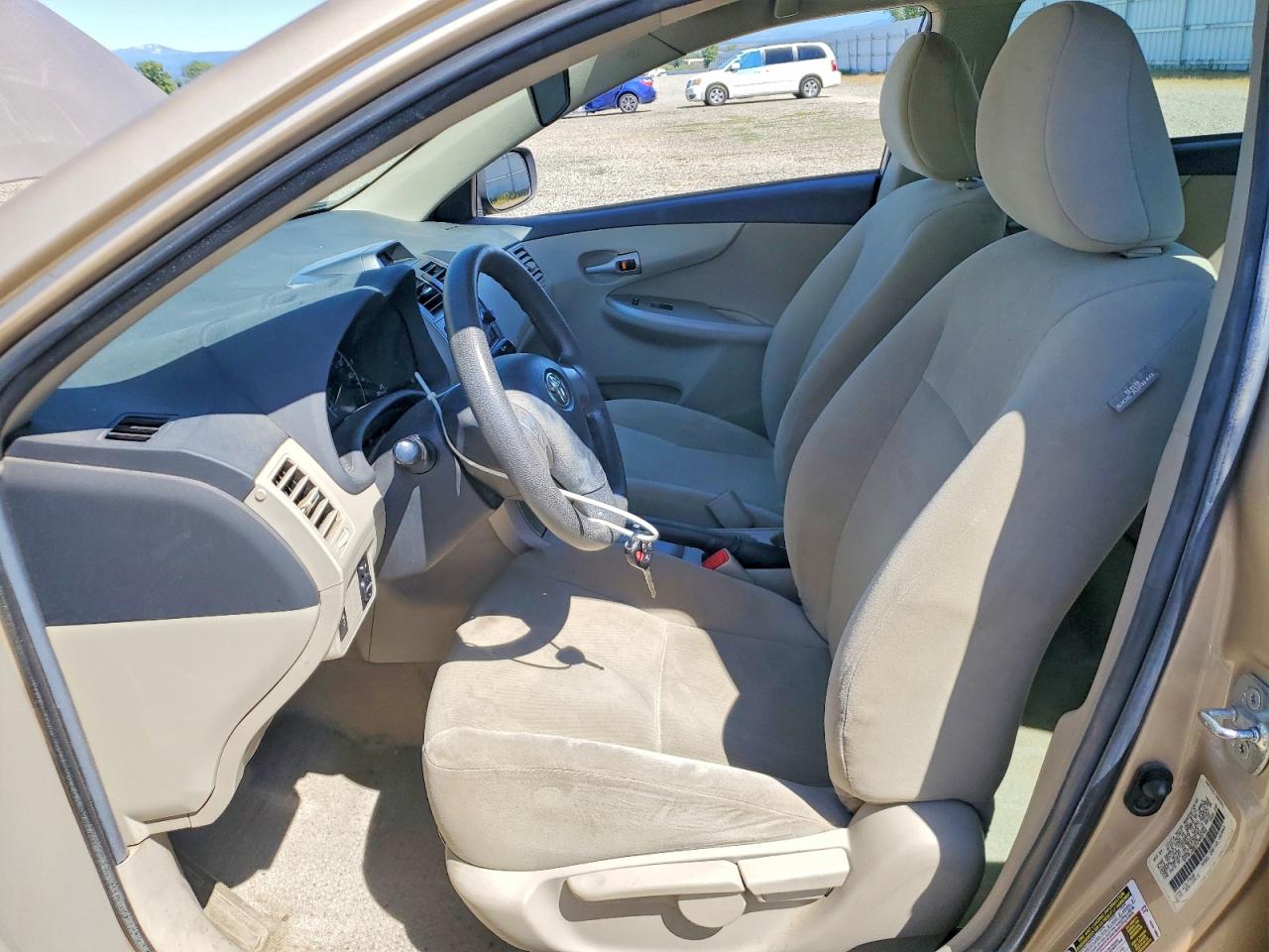 2012 TOYOTA COROLLA LE photo 19