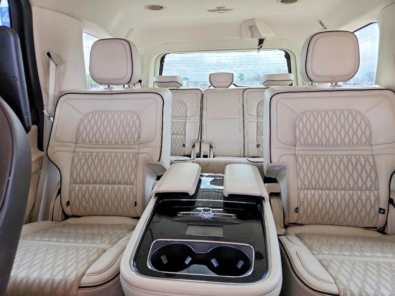 2019 LINCOLN NAVIGATOR BLACK LABEL photo 28
