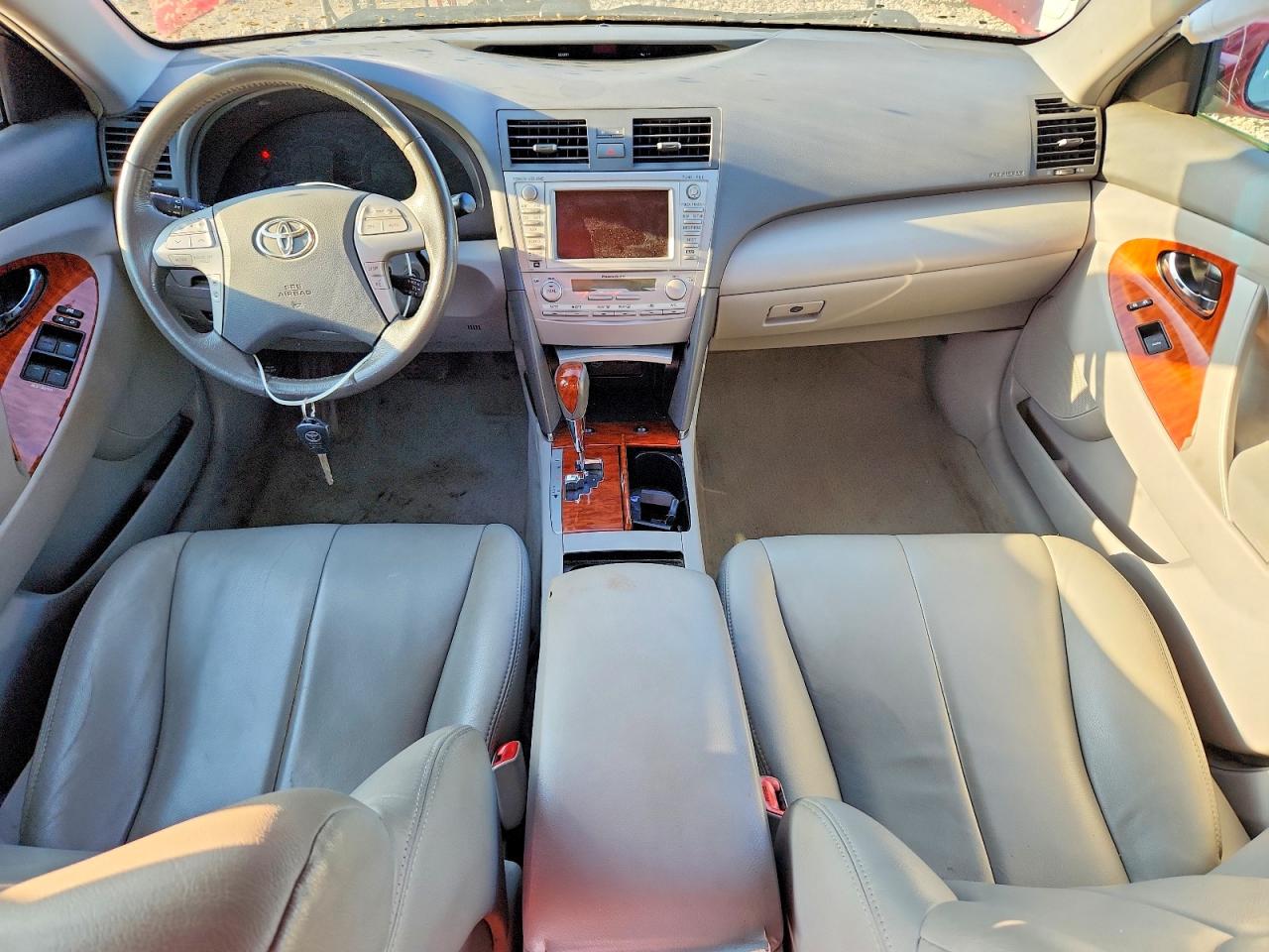 2011 TOYOTA CAMRY XLE photo 8