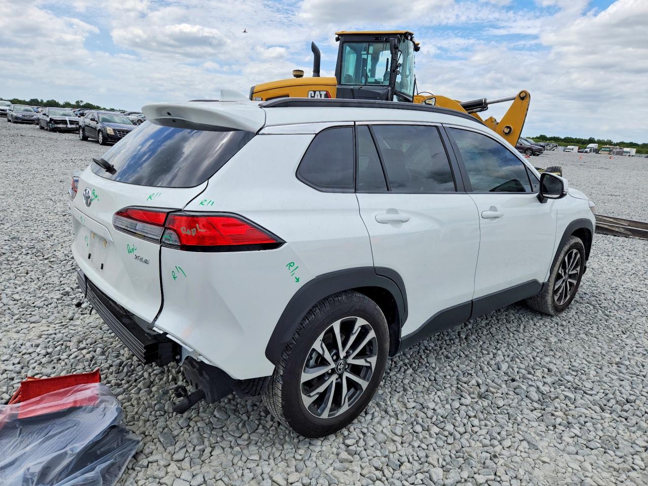 2023 TOYOTA COROLLA CROSS XLE photo 3