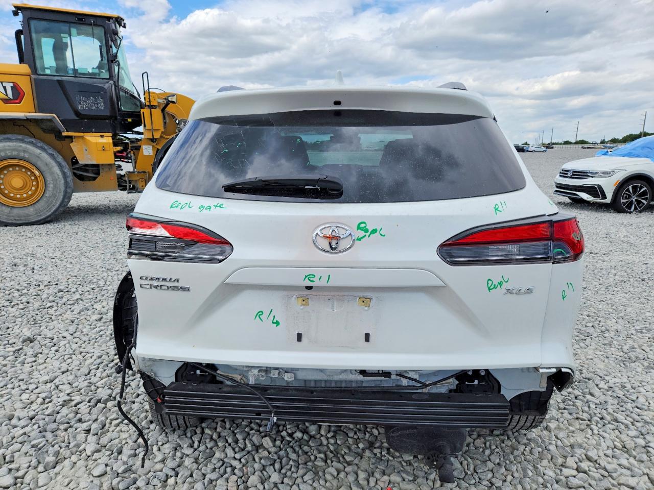 2023 TOYOTA COROLLA CROSS XLE photo 6