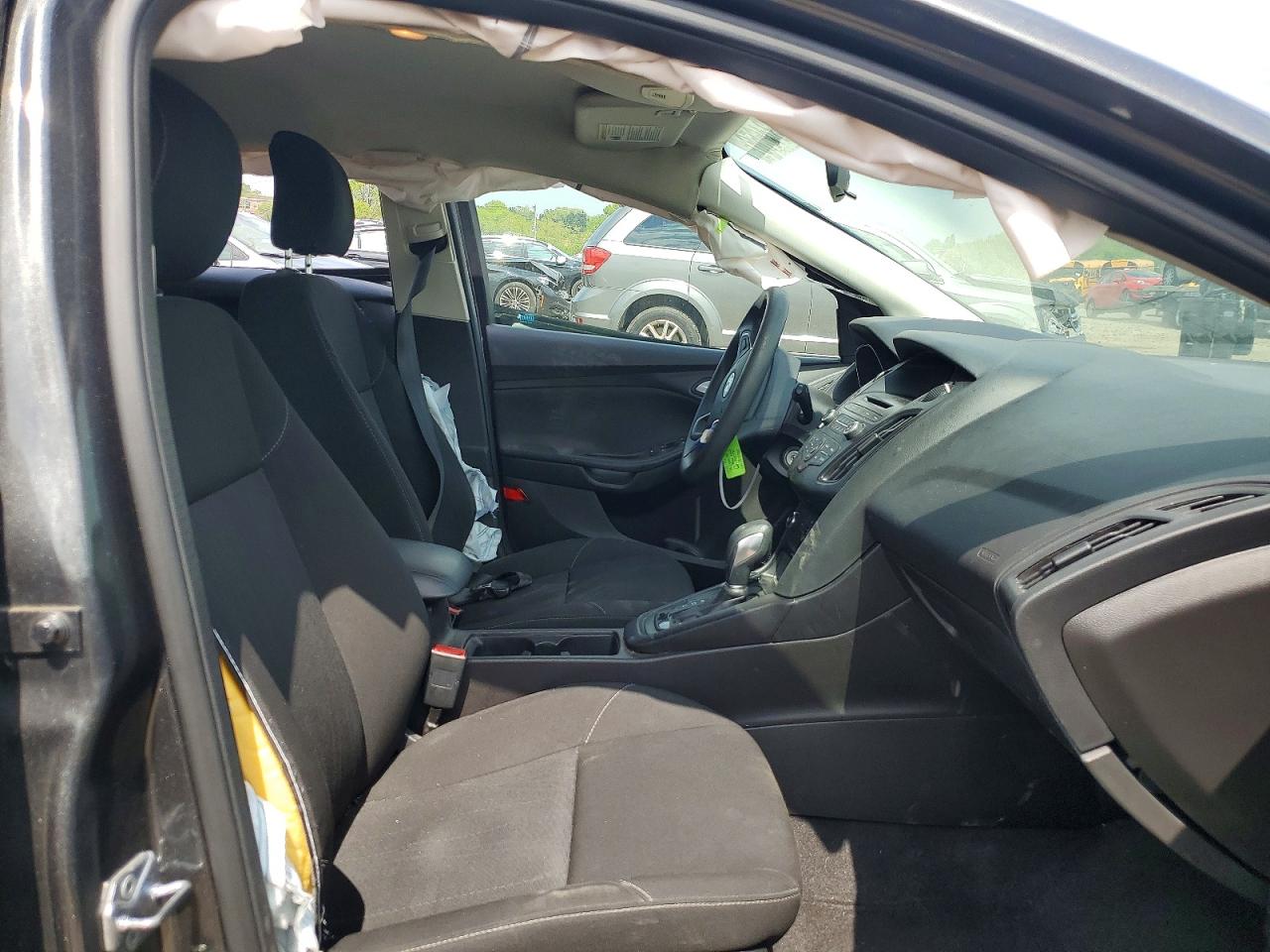 2017 FORD FOCUS SE photo 19