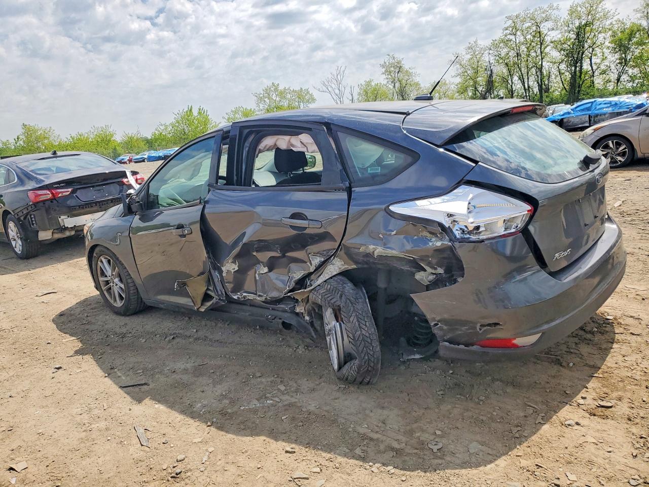 2017 FORD FOCUS SE photo 4