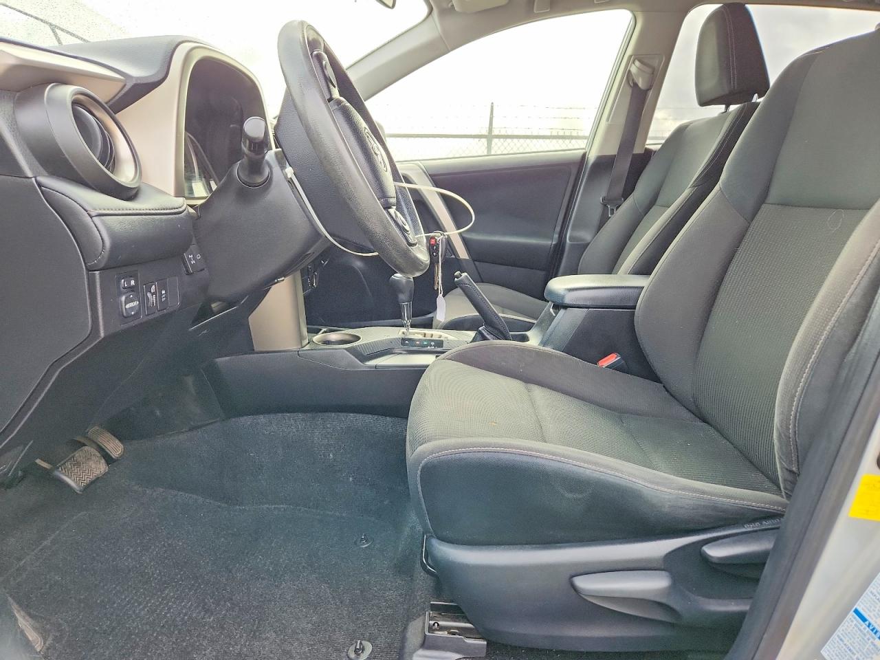 2015 TOYOTA RAV4 XLE photo 13