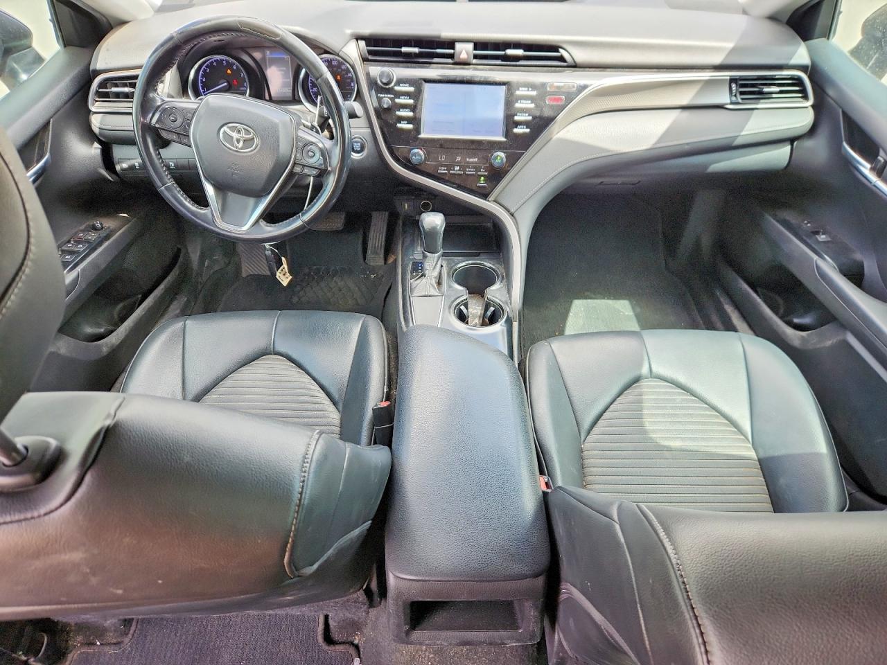 2019 TOYOTA CAMRY SE photo 8