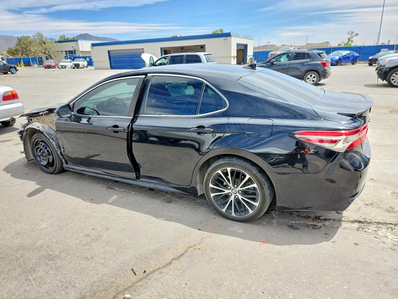 2019 TOYOTA CAMRY SE photo 2