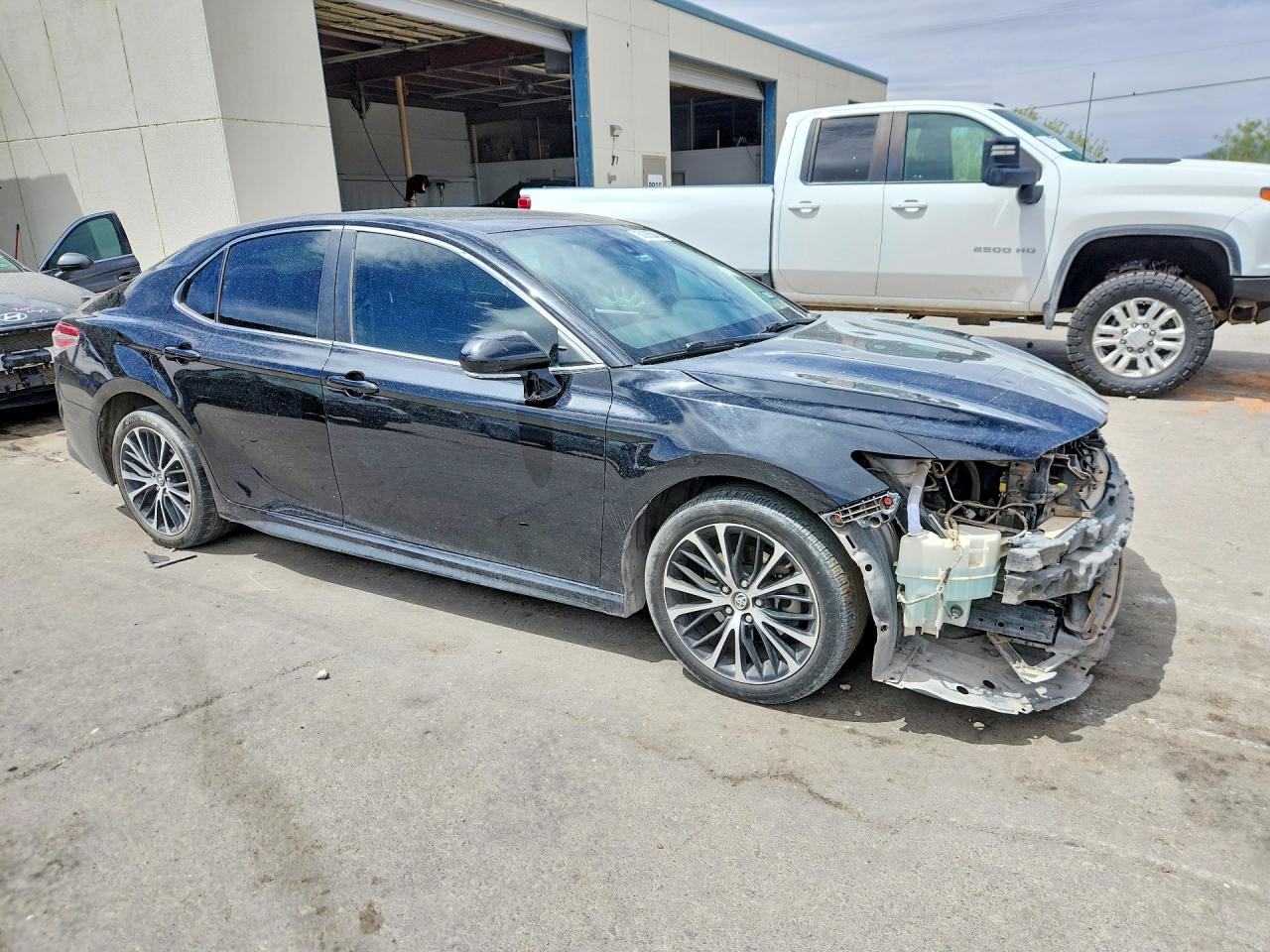 2019 TOYOTA CAMRY SE photo 4