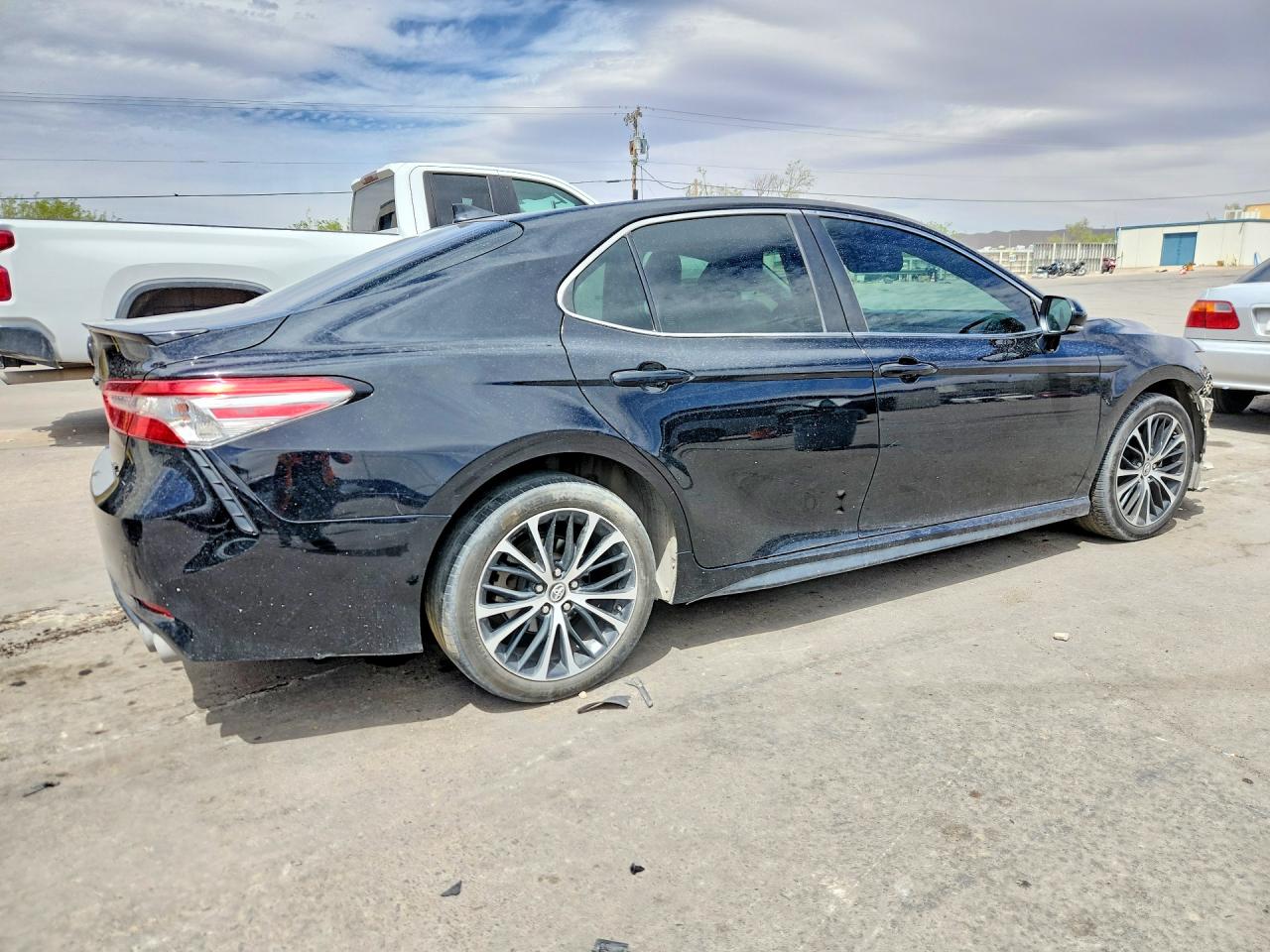 2019 TOYOTA CAMRY SE photo 3