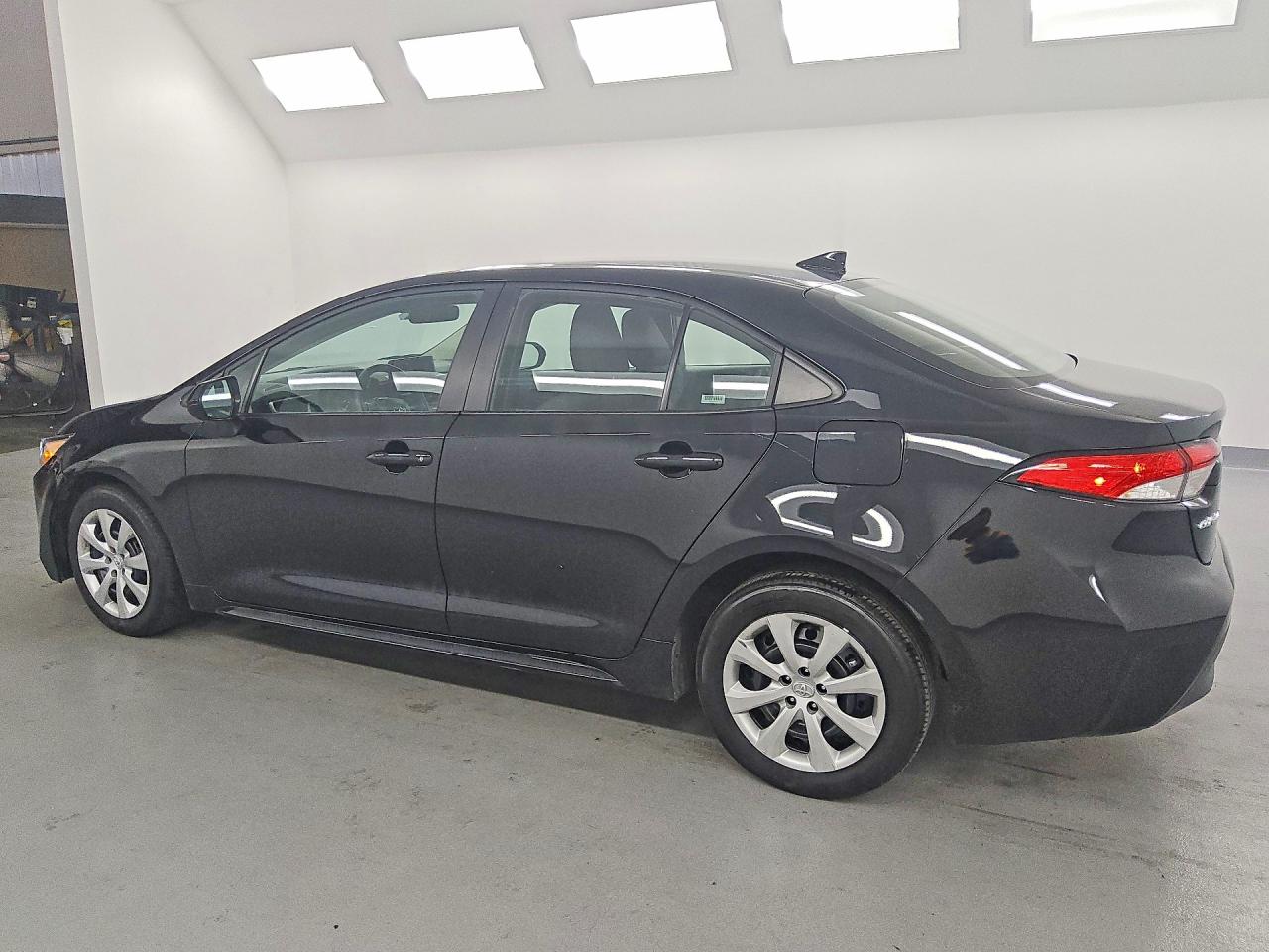 2025 TOYOTA COROLLA LE photo 3