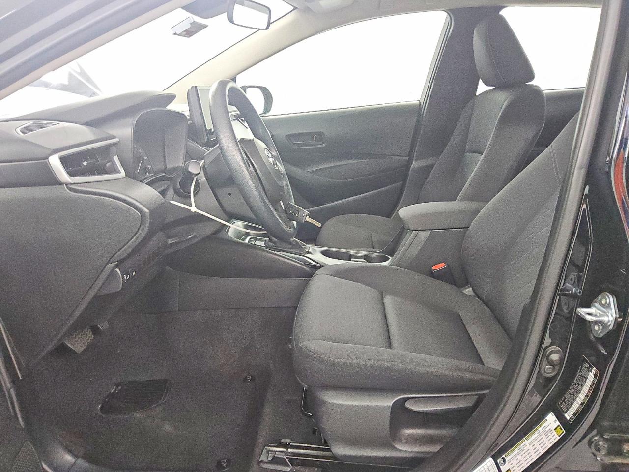 2025 TOYOTA COROLLA LE photo 13