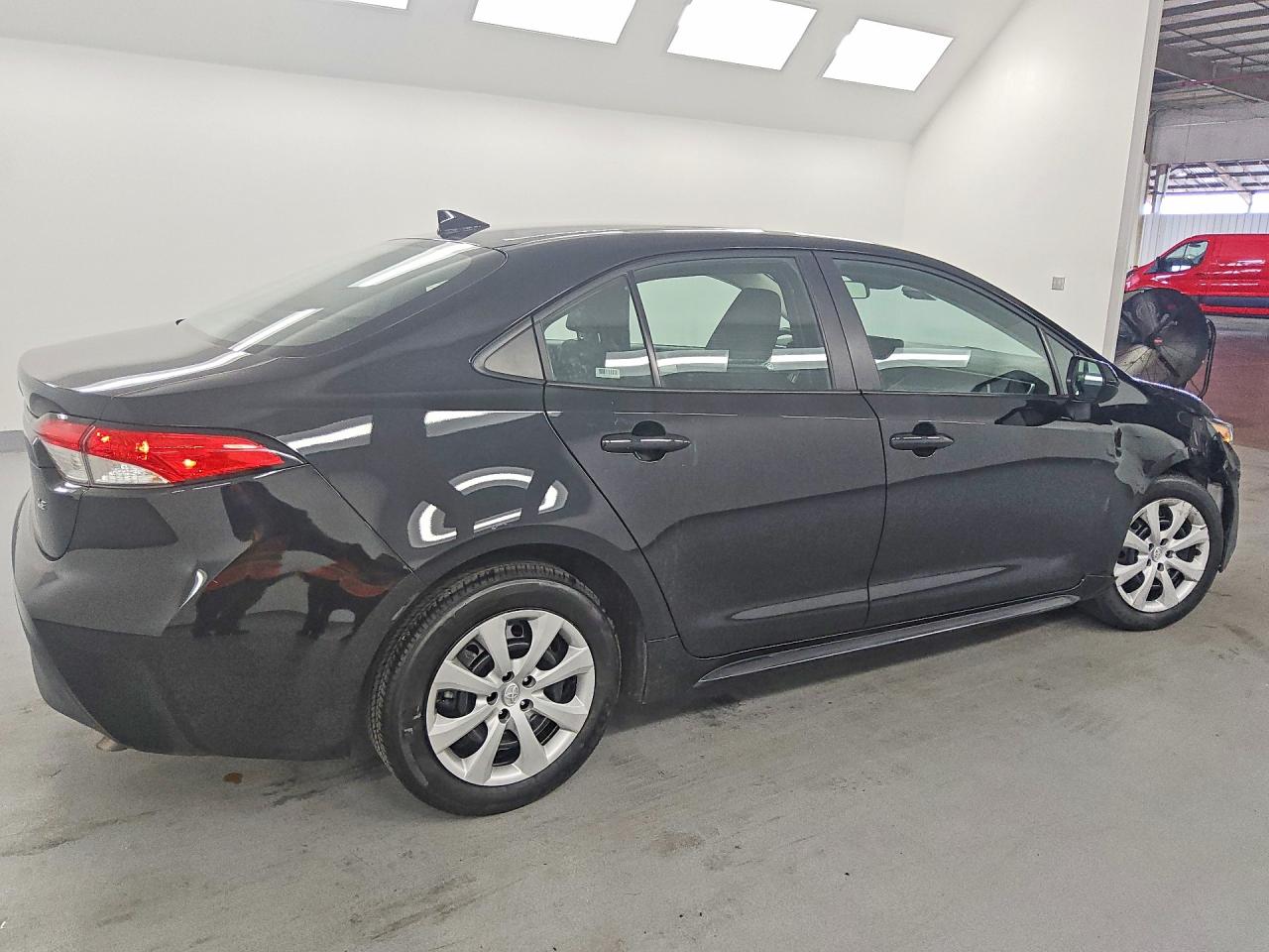 2025 TOYOTA COROLLA LE photo 5