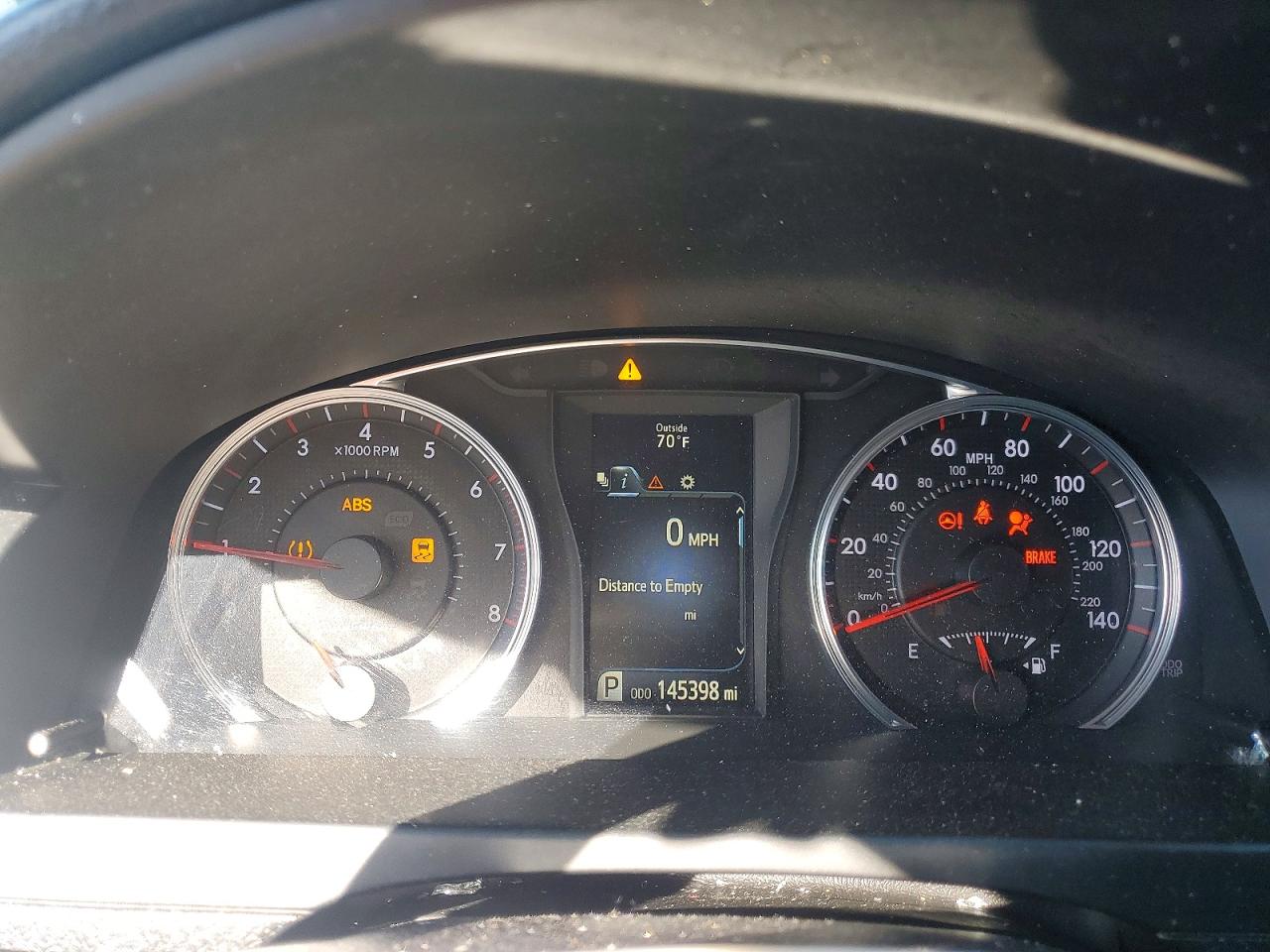 2016 TOYOTA CAMRY SE photo 17