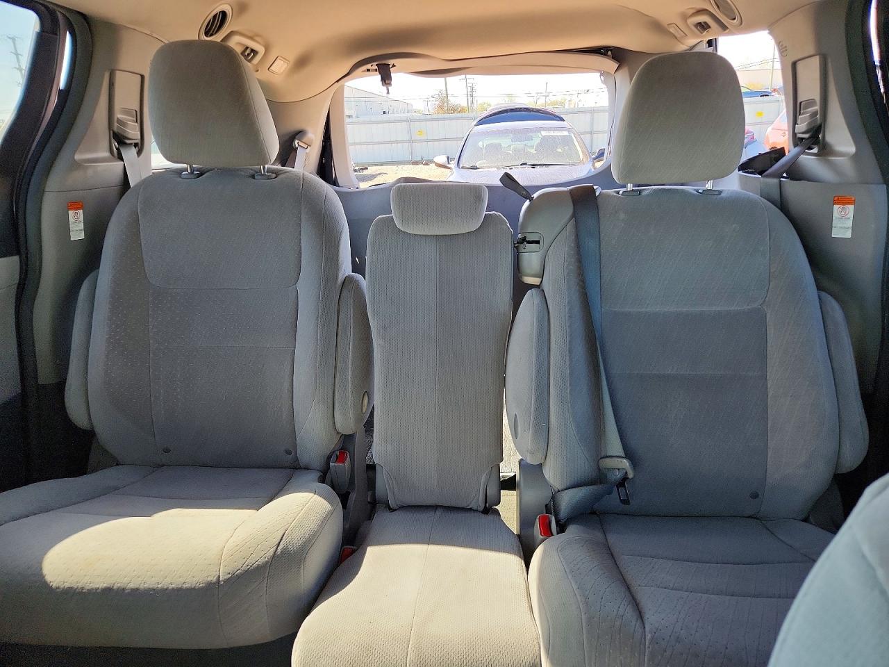 2015 TOYOTA SIENNA LE photo 10