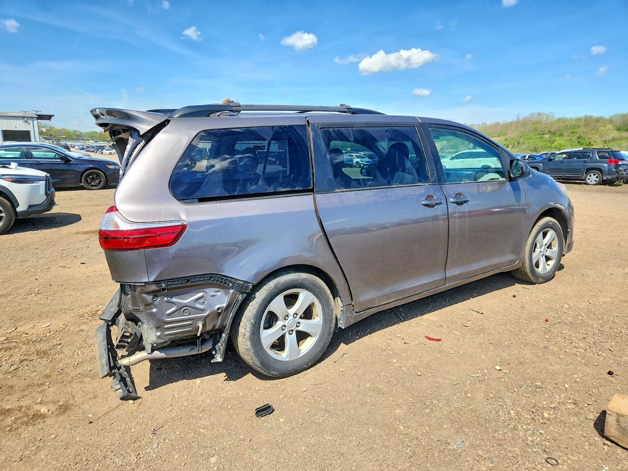 2015 TOYOTA SIENNA LE photo 3