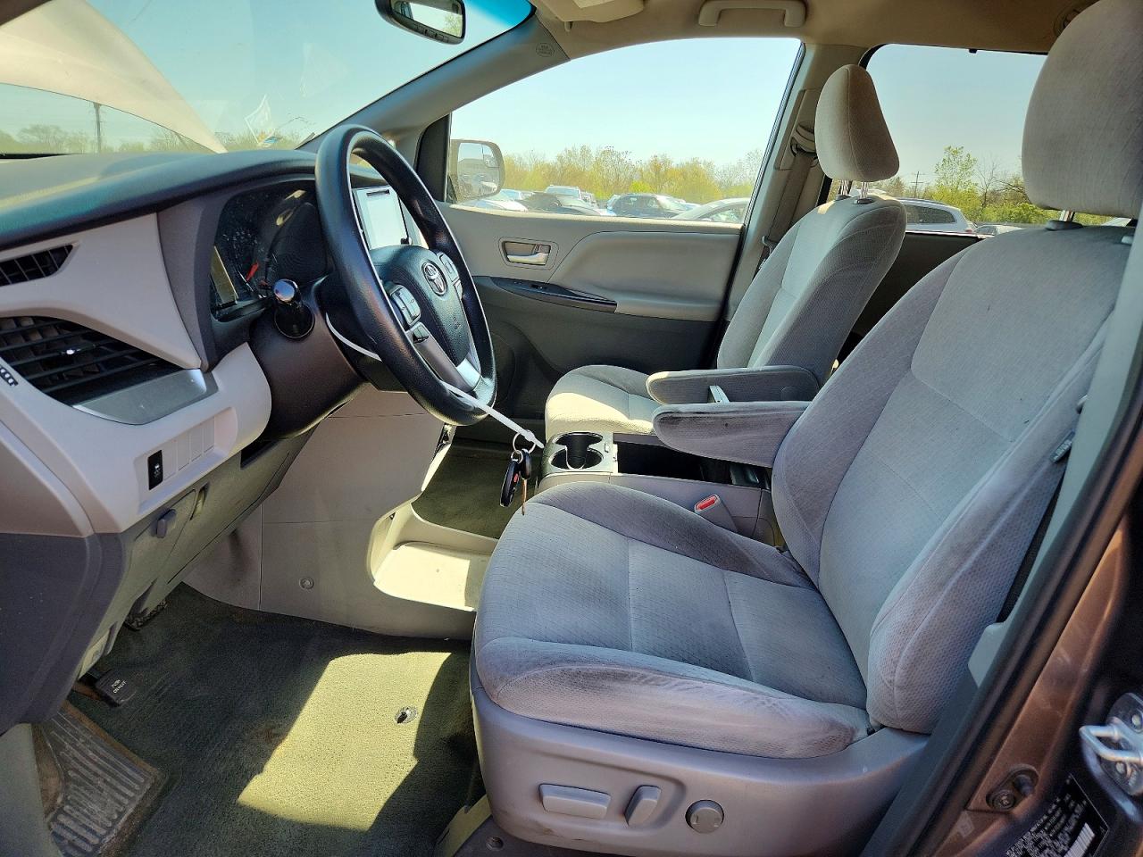 2015 TOYOTA SIENNA LE photo 7