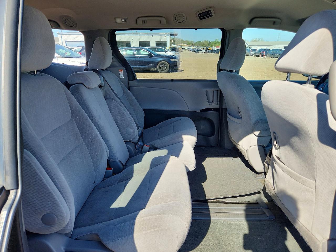 2015 TOYOTA SIENNA LE photo 11