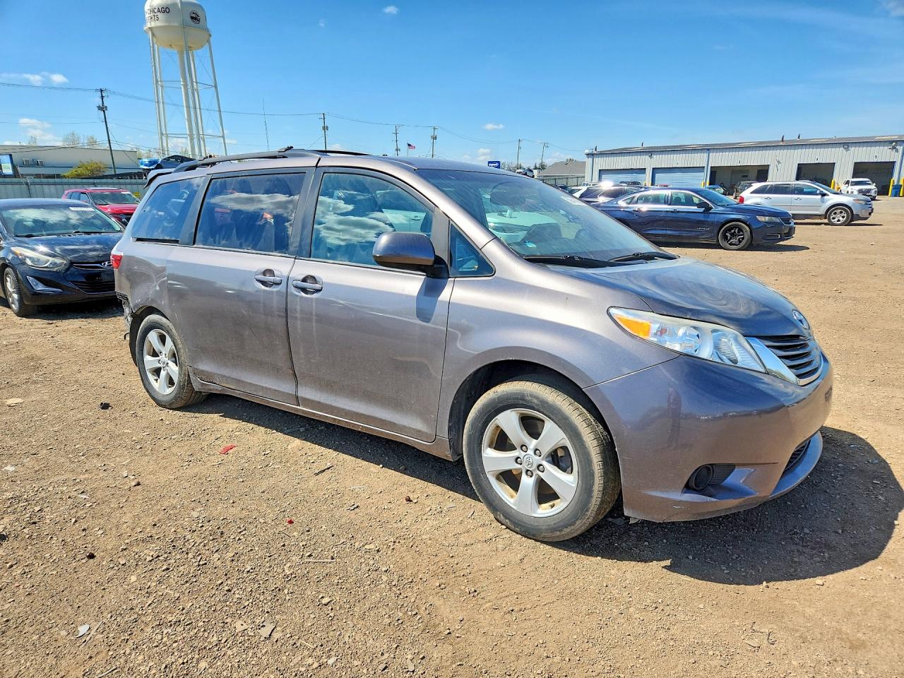 2015 TOYOTA SIENNA LE photo 4