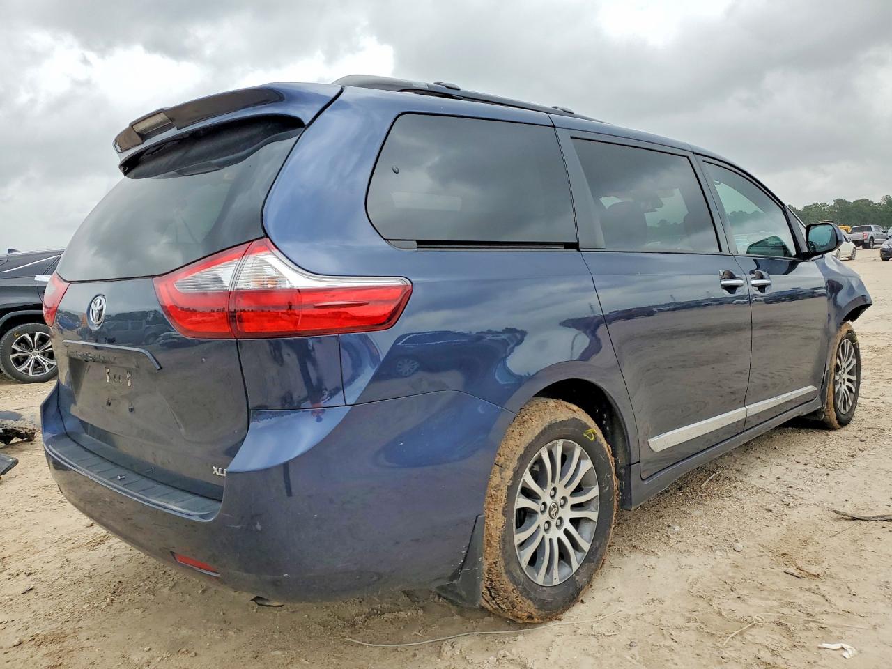 2020 TOYOTA SIENNA photo 7