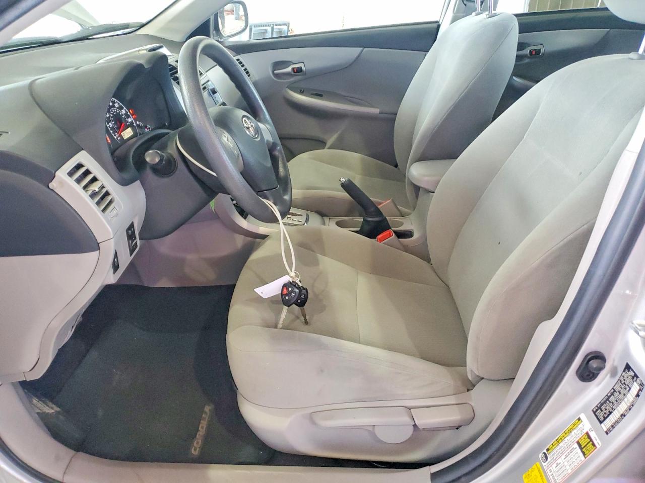 2013 TOYOTA COROLLA LE photo 13