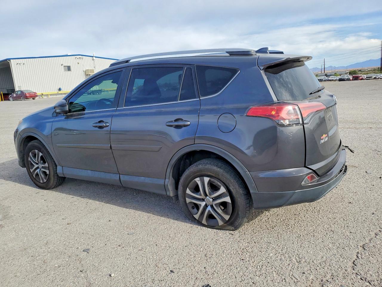 2018 TOYOTA RAV4 LE photo 3