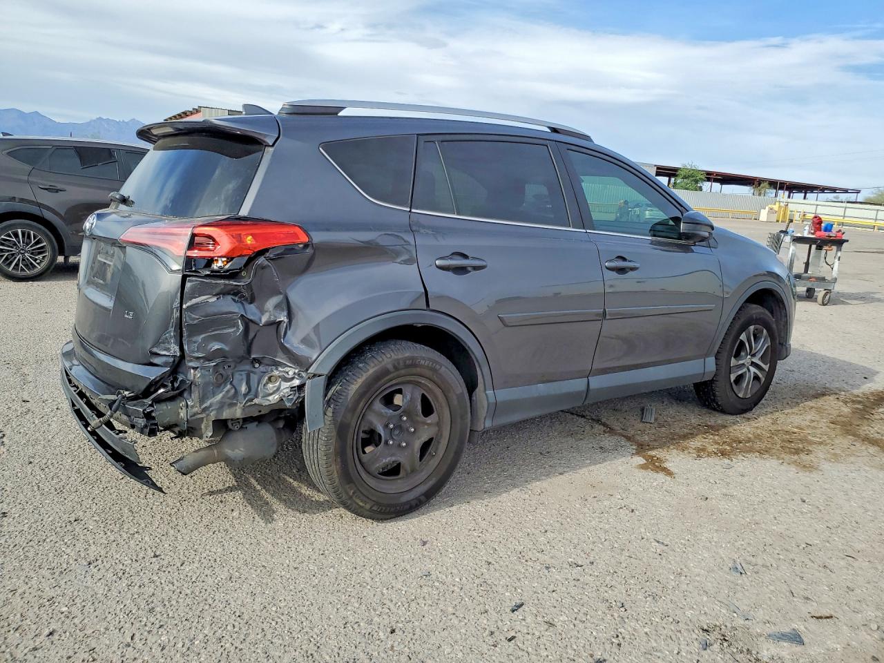 2018 TOYOTA RAV4 LE photo 5