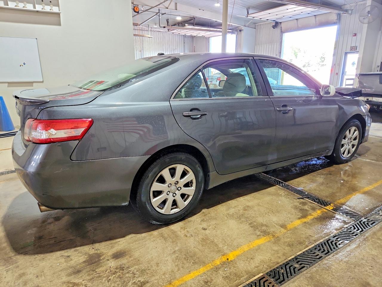 2011 TOYOTA CAMRY LE photo 5