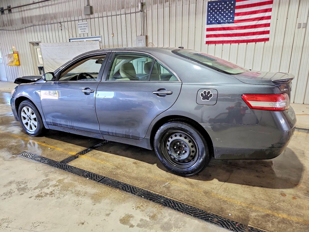 2011 TOYOTA CAMRY LE photo 3