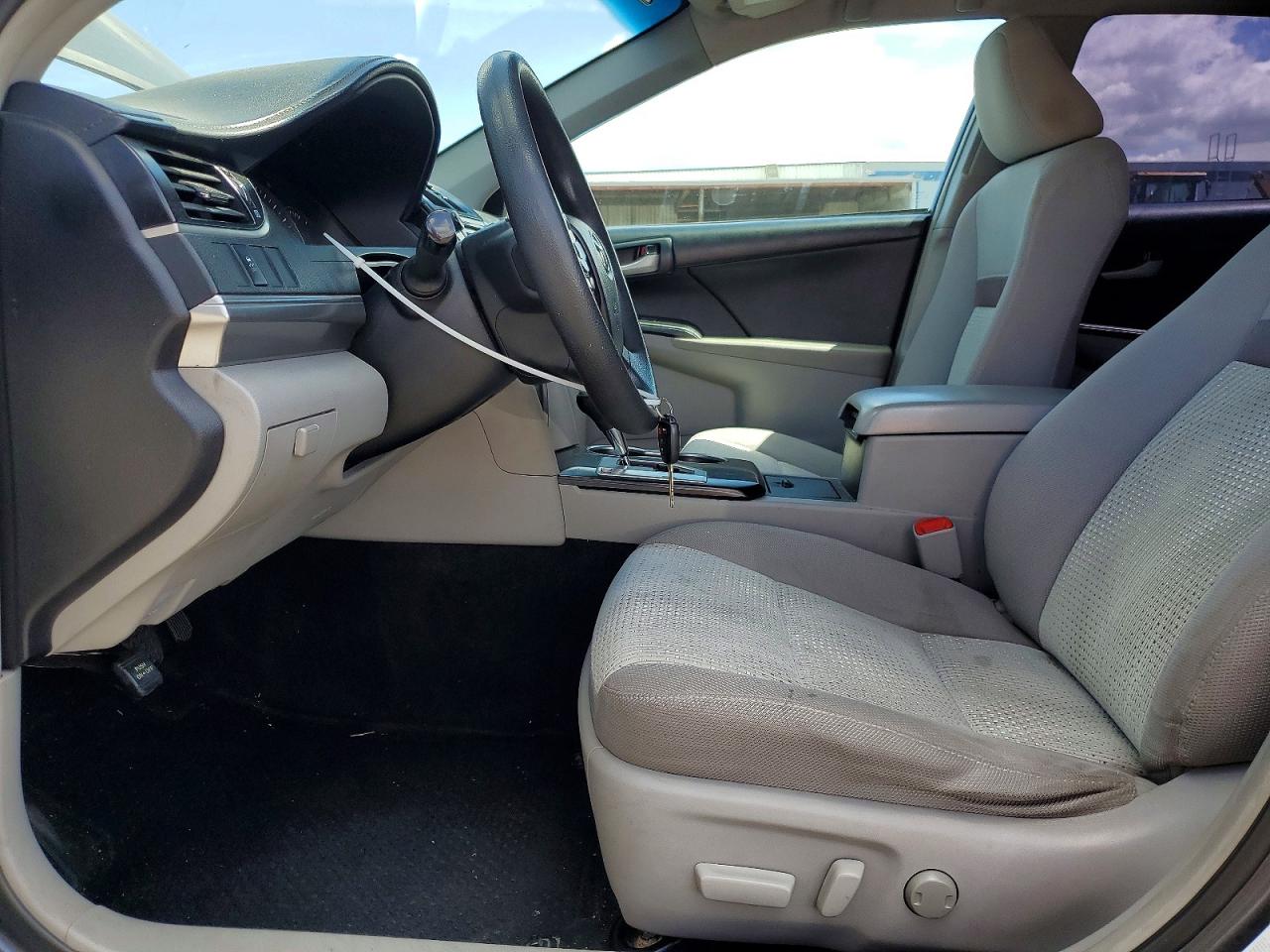 2014 TOYOTA CAMRY LE photo 13
