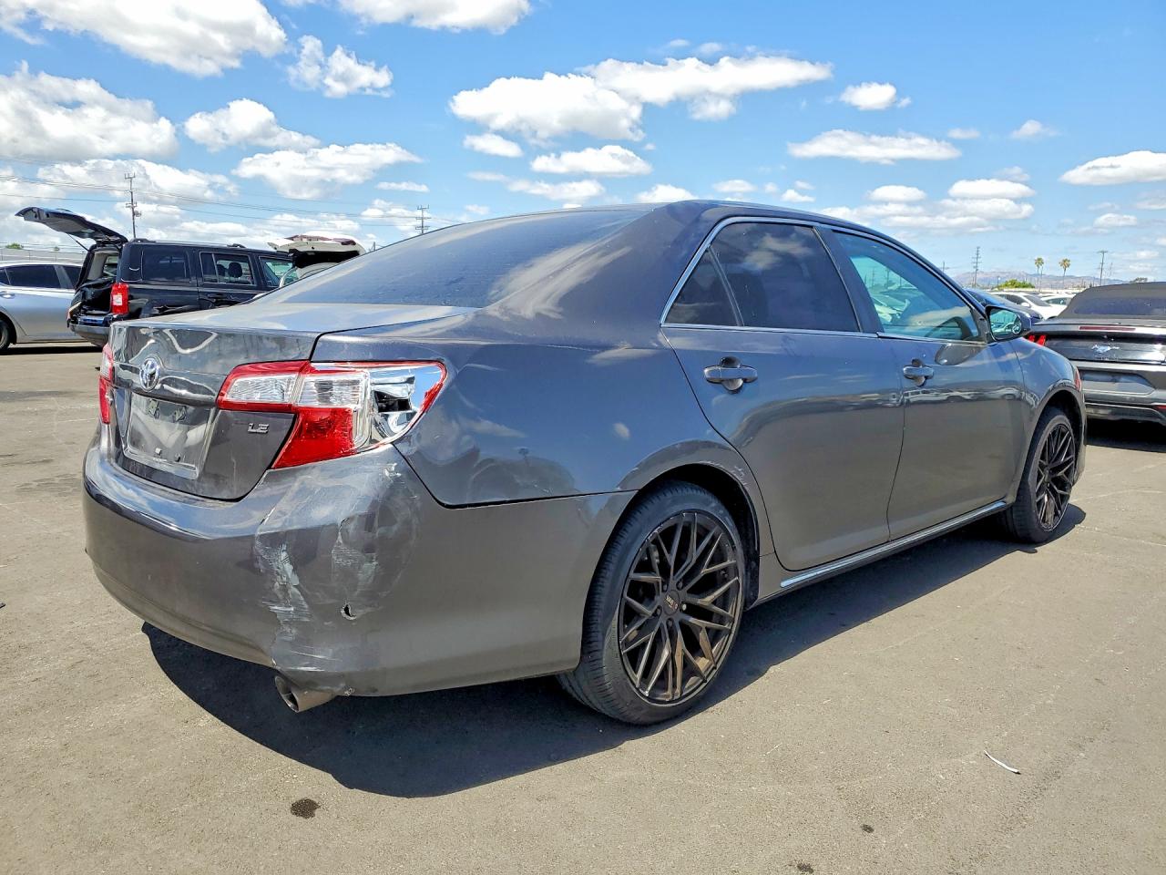 2014 TOYOTA CAMRY LE photo 5