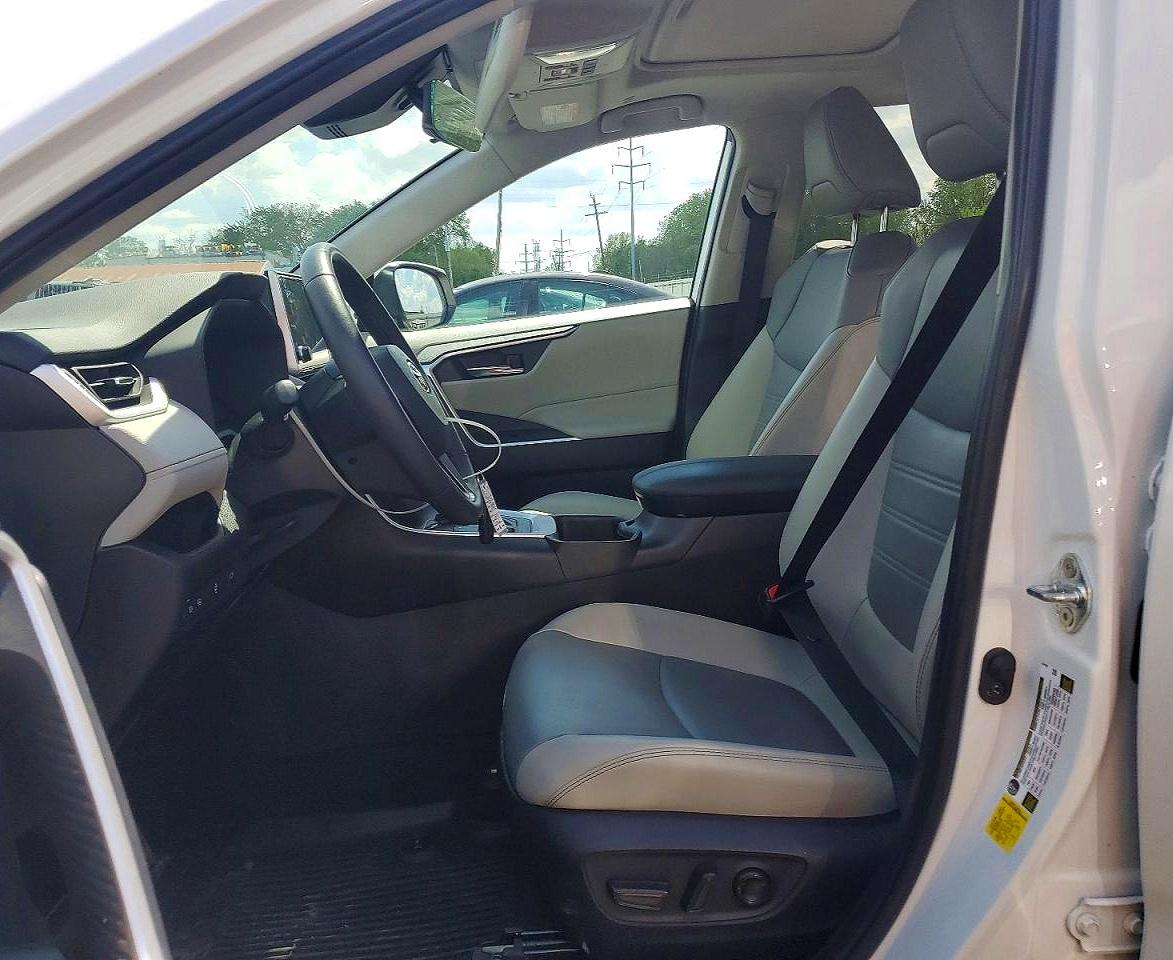2024 TOYOTA RAV4 XLE PREMIUM photo 19