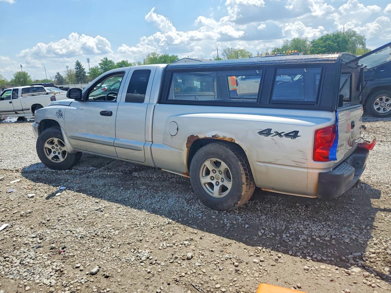 2005 DODGE DAKOTA SLT photo 3