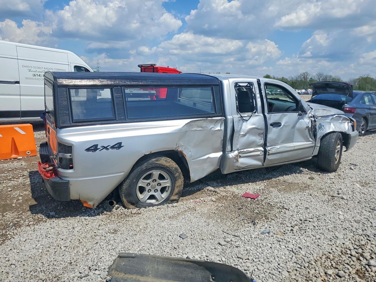 2005 DODGE DAKOTA SLT photo 5