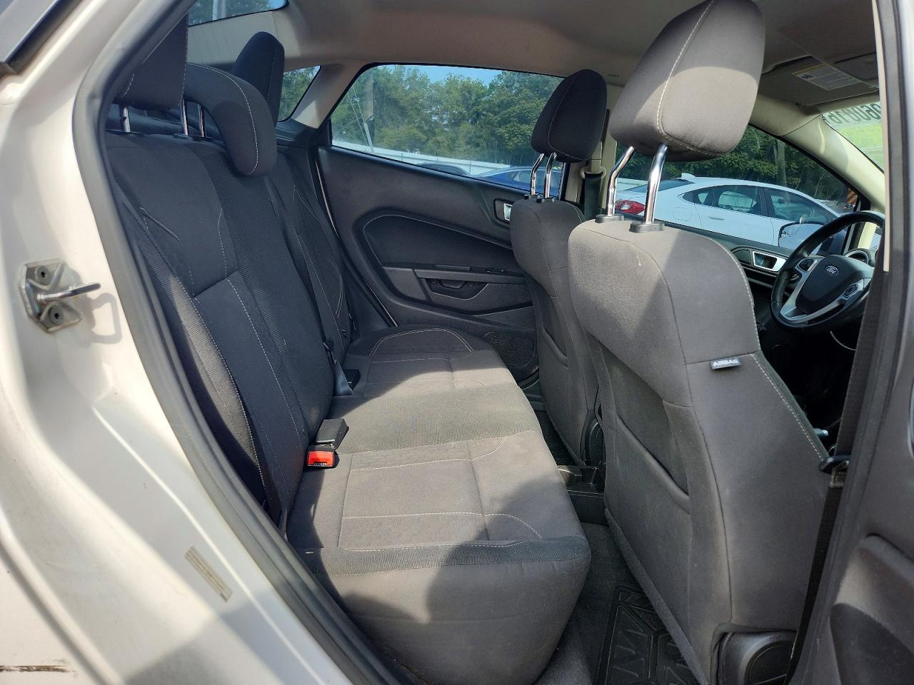 2016 FORD FIESTA SE photo 19