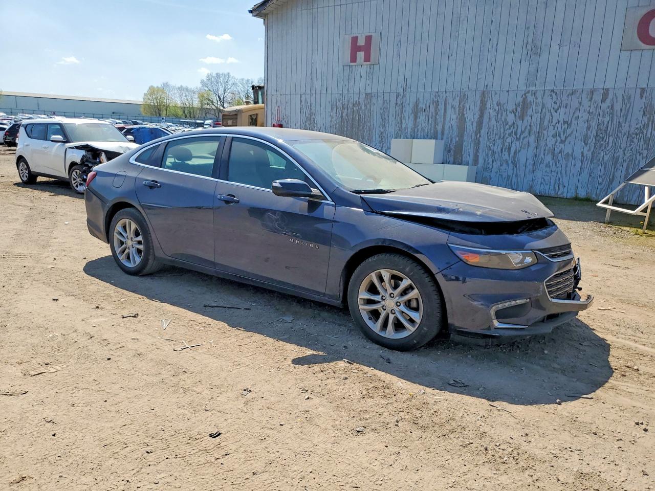 2017 CHEVROLET MALIBU LT photo 4