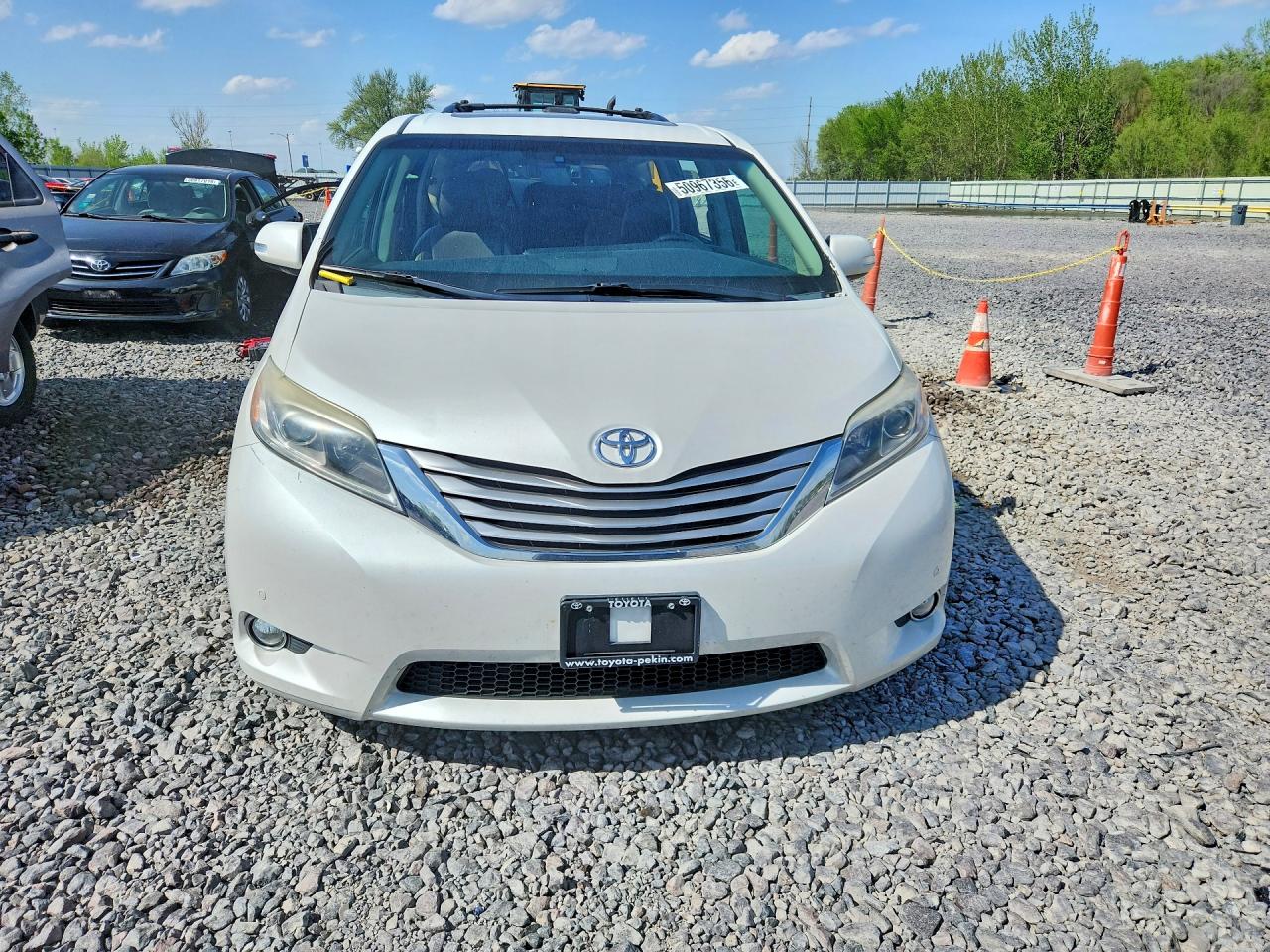 2015 TOYOTA SIENNA LIMITED PREMIUM 7-PASSENGER photo 9