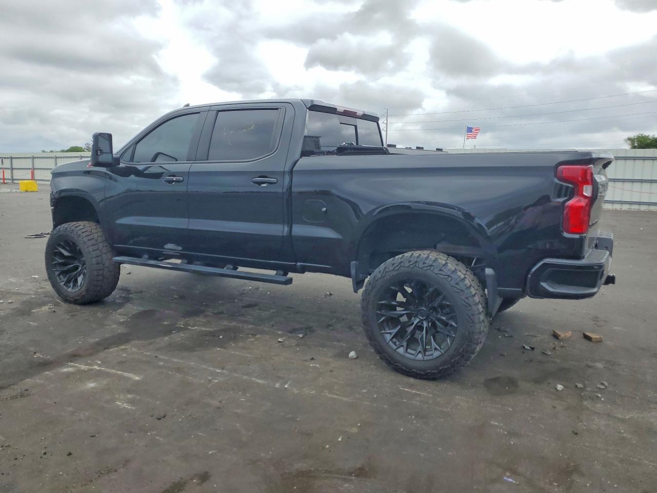 2021 CHEVROLET SILVERADO K1500 RST photo 2