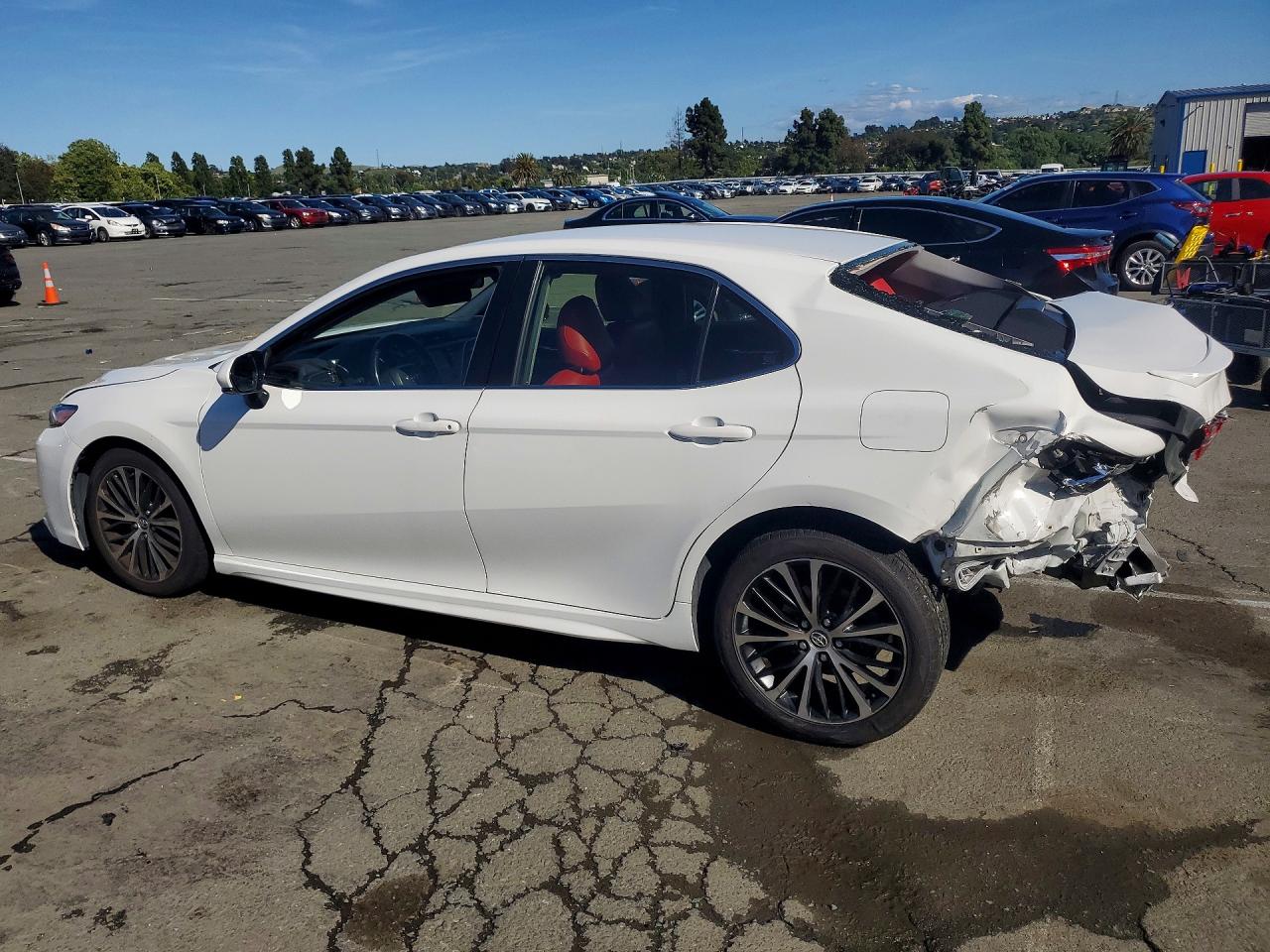 2018 TOYOTA CAMRY SE photo 3