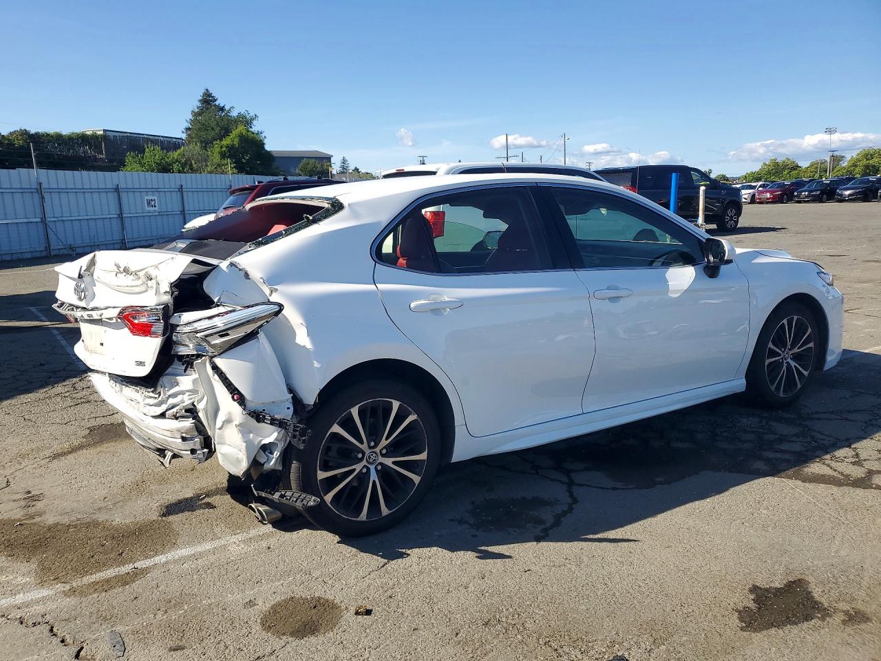 2018 TOYOTA CAMRY SE photo 5