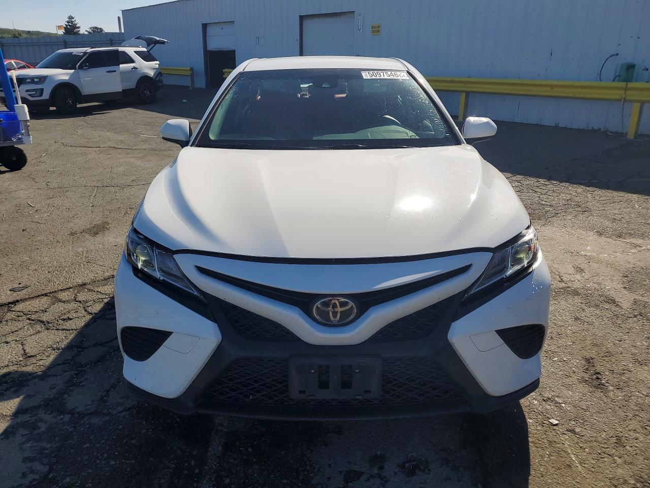 2018 TOYOTA CAMRY SE photo 9