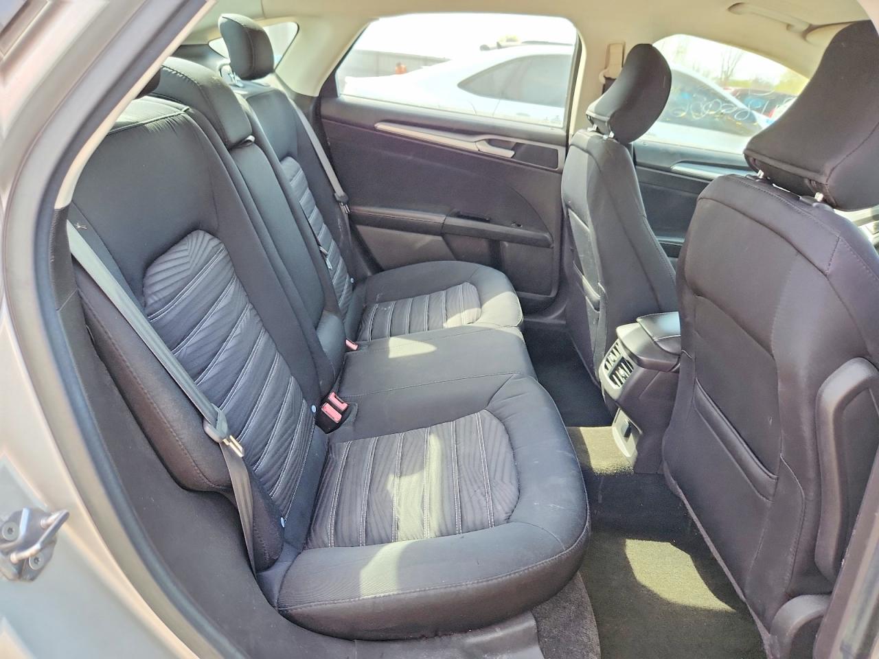 2016 FORD FUSION SE photo 19