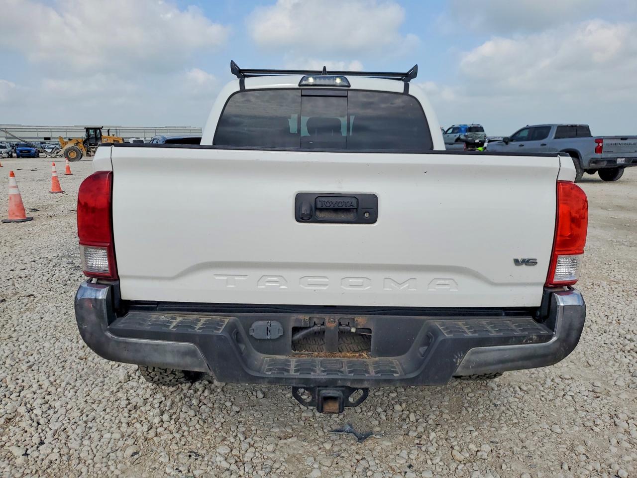 2017 TOYOTA TACOMA TRD OFF-ROAD photo 11