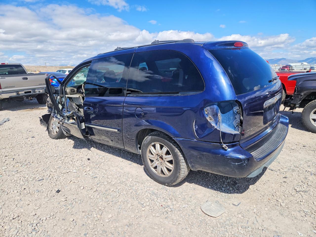 2005 CHRYSLER TOWN & COUNTRY TOURING photo 4