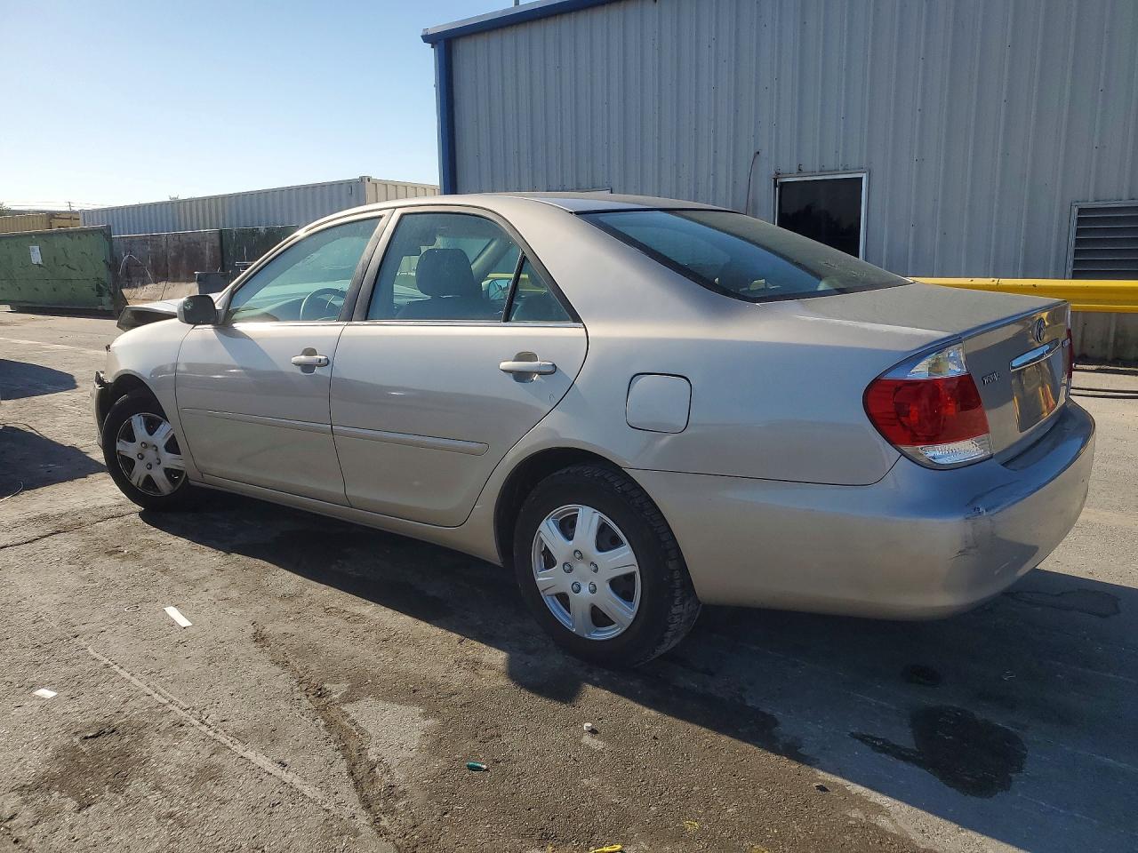 2005 TOYOTA CAMRY LE photo 2