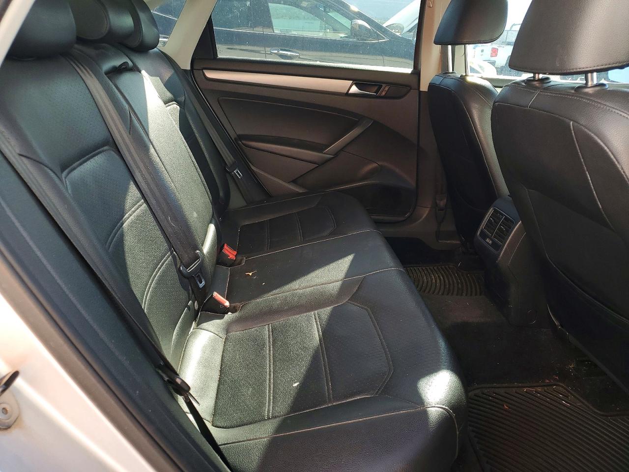 2014 VOLKSWAGEN PASSAT SE photo 28