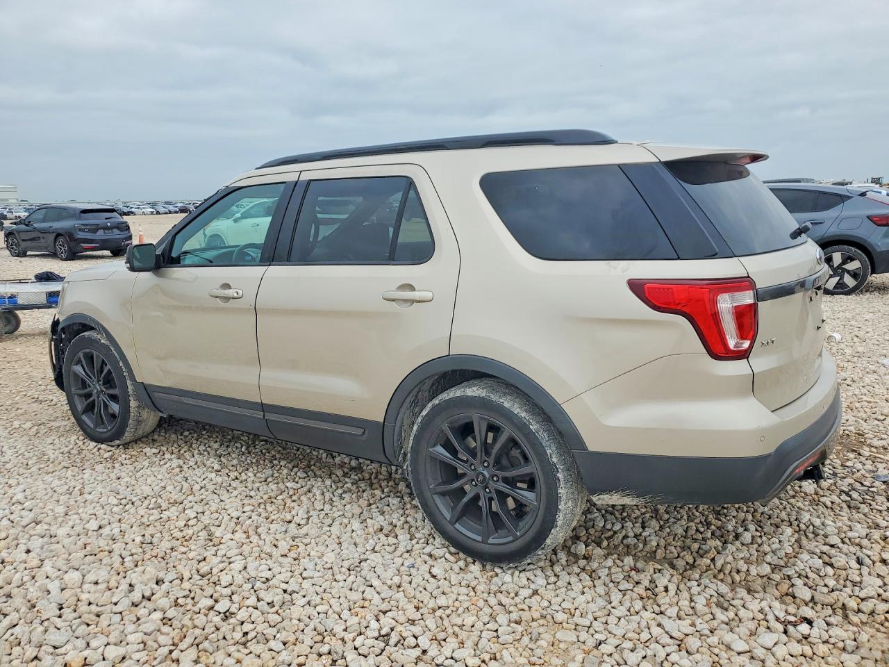 2017 FORD EXPLORER XLT photo 3