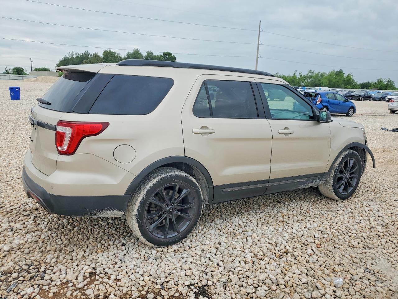 2017 FORD EXPLORER XLT photo 5